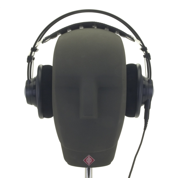 AKG 702